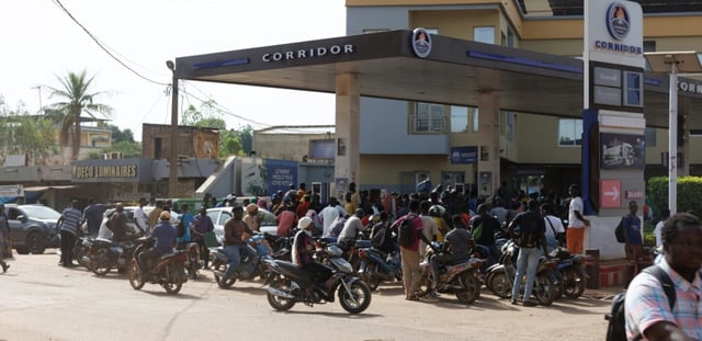 Des véhicules et motocyclistes font la queue pour tenter d'obtenir de l'essence à une station dans la capitale malienne Bamako le 7 octobre 2025. Un blocus jihadiste en cours depuis un mois sur le carburant importé des pays voisins provoque des pénuries et commence à perturber fortement ce pays sahélien enclavé