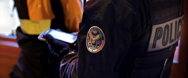 Les policiers ont dû menotter l’élu avant de le reconduire en cellule de dégrisement.