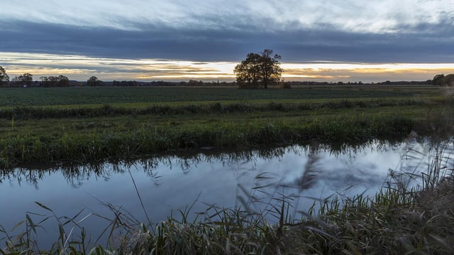 Ein Wasserkanal ist an einem Feld in Sachsen zu sehen.