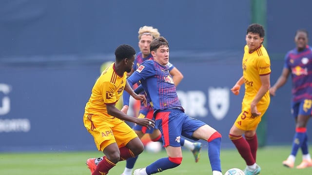 v.l.: Samson Tijani (14,Prag) und Andrija Maksimovic (33, RB Leipzig) im Zweikampf.