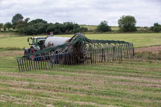 Ein Traktor mit einem Gülletank auf einem Feld