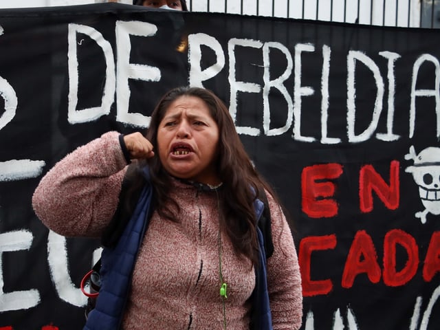 AME5886. QUITO (ECUADOR), 07/10/2025.- Una persona participa en una marcha contra el presidente de Ecuador, Daniel Noboa, y por el alza del diésel este martes, en Quito (Ecuador). EFE/ STR