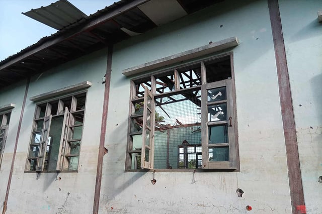 Esta foto de contenido generado por usuarios (UGC), cortesía del usuario de Facebook Yebaw Hlyat Cee, tomada el 7 de octubre de 2025 y recibida el 8 de octubre, muestra daños en un edificio junto al lugar de un ataque militar contra una protesta en el municipio de Chaung U.