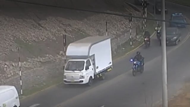 Furgoneta con vacunas fue recuperada tras persecución en Miraflores. (Foto: captura América Noticias)