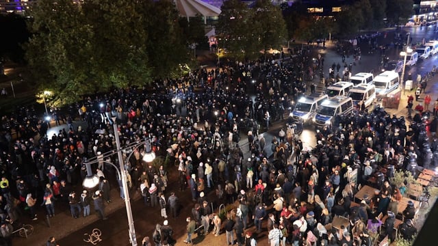 Demo der Hamas-Unterstützer in Berlin. Die Polizei brach den Einsatz wegen Regen ab.