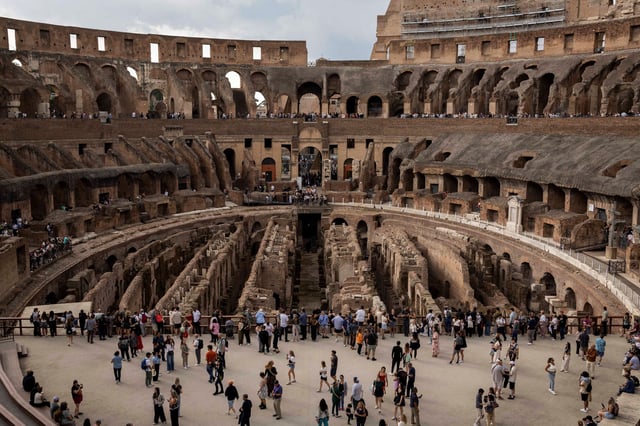 Tourists visit the Colosseum in Rome, Italy, May 15, 2025. REUTERS/Eloisa Lopez