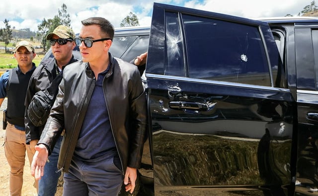 Esta fotografía difundida por la Presidencia de Ecuador muestra al presidente de Ecuador, Daniel Noboa, junto al vehículo en el que viajaba cuando fue alcanzado por disparos en Cañar, Ecuador, el 7 de octubre de 2025 | Foto: Presidencia de Ecuador / AFP