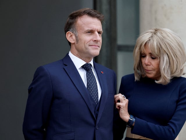 French President Emmanuel Macron and his wife Brigitte Macron wait for the arrival of a guest at the Elysee Palace in Paris, France, October 8, 2025. REUTERS/Benoit Tessier     TPX IMAGES OF THE DAY