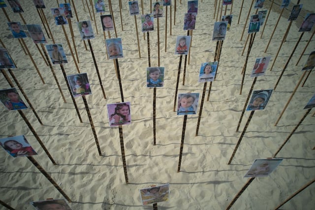 Une installation à la mémoire des enfants tués à Gaza à Rio de Janeiro sur la plage de Copacabana, le samedi 4 octobre 2025.
