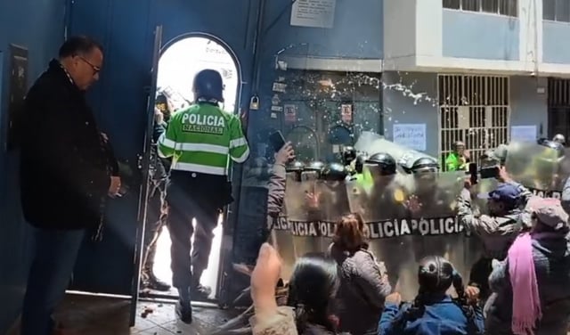 Tiran huevos y piedras a Phillip Butters en Puno: tuvo que ser resguardado por la PNP y esconderse en oficina