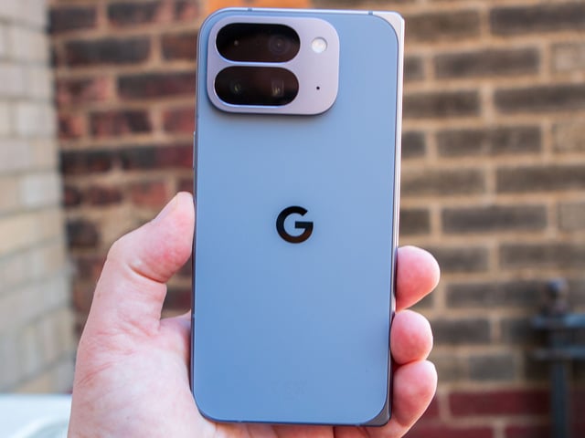 Google Pixel 10 Pro Fold - in hand