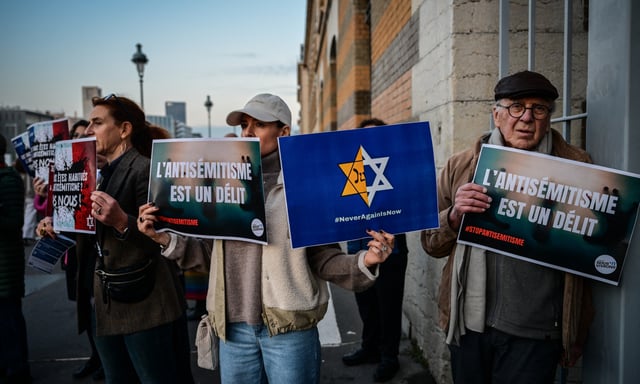 Entre janvier et mai dernier, 504 actes antisémites ont encore été recensés en France, selon le ministère de l'Intérieur, soit une baisse de 24 % sur un an mais plus d'un doublement par rapport à la même période de 2023.