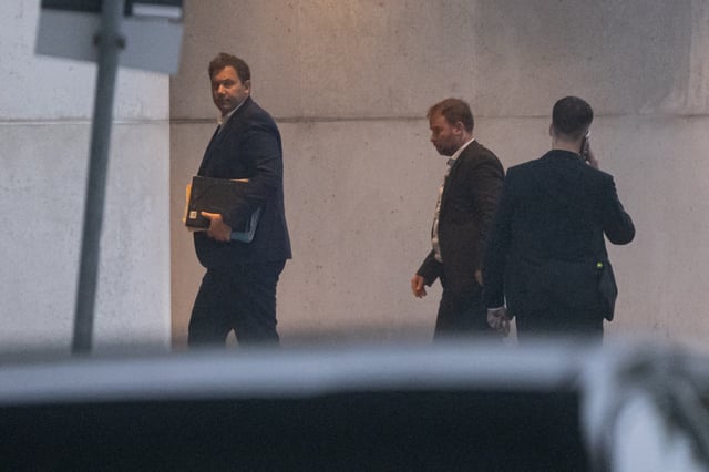 Finanzminister Lars Klingbeil (SPD) auf dem Weg zum Koalitionsausschuss im Bundeskanzleramt