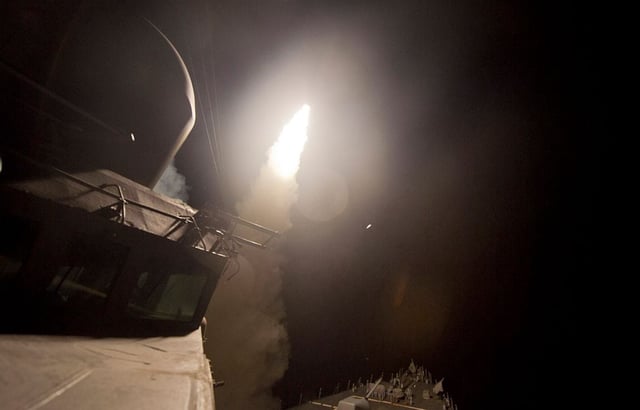 En esta fotografía descargada del sitio web de la Marina de los EE. UU. y tomada el 23 de septiembre de 2014, el USS Arleigh Burke (DDG 51) lanza un misil de crucero Tomahawk en el Mar Rojo, para realizar misiones de ataque contra objetivos del grupo Estado Islámico (EI) en Siria | Foto: Carlos M. Vazquez II / Navy Media Content Services / AFP