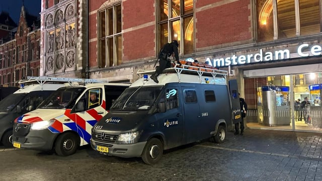 Activisten blokkeren het spoor bij Centraal Station