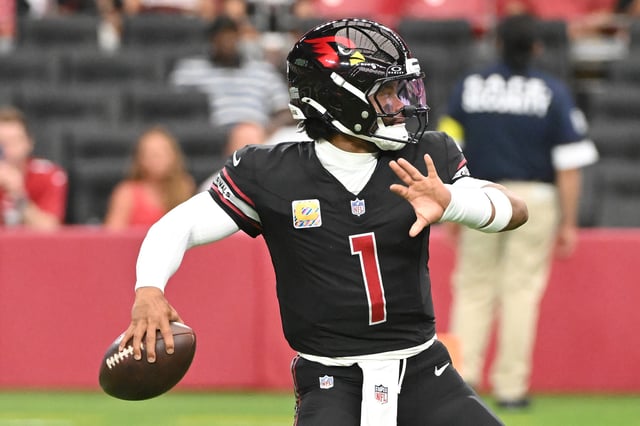 GLENDALE, ARIZONA - OCTOBER 05: Kyler Murray #1 of the Arizona Cardinals throws a pass during the second quarter against the Tennessee Titans at State Farm Stadium on October 05, 2025 in Glendale, Arizona. (Photo by Norm Hall/Getty Images)