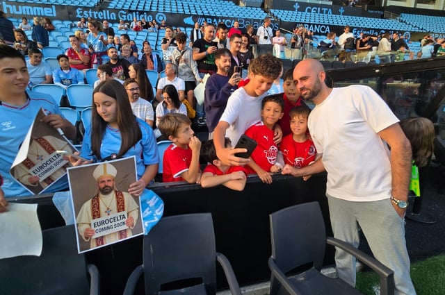 Claudio se saca fotos con aficionados antes del partido
