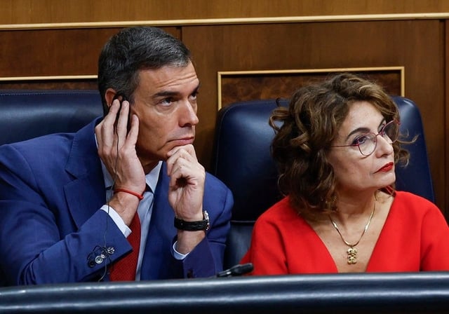 Sánchez con el 'pinganillo' para escuchar a los diputados que, como Rego, intervienen en lenguas cooficiales