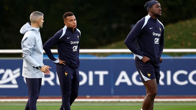 Kylian Mbappé à Clairefontaine en compagnie du préparateur physique Cyril Moine et Ibrahima Konaté.