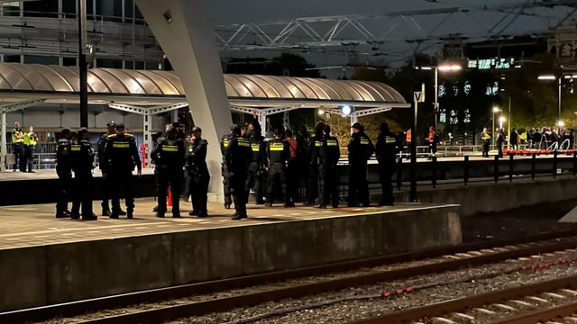 Treinen bij Centraal Station gaan weer rijden na spoorblokkade door activisten 