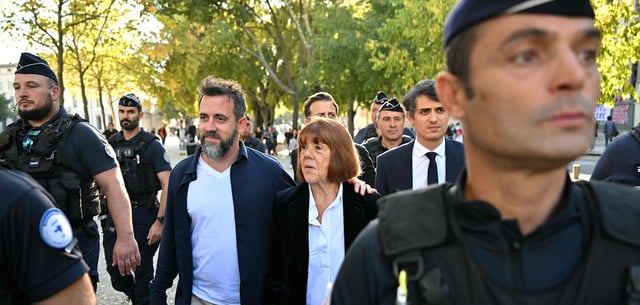 Gisele Pelicot verlässt mit ihrem Sohn Florian Pelicot das Gericht in Nîmes