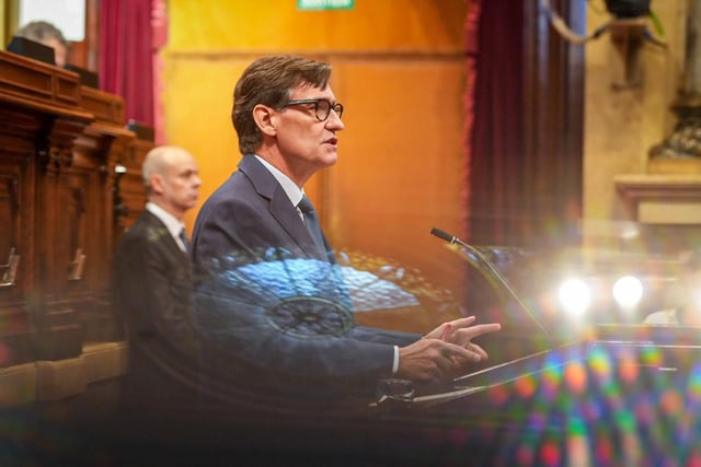 El president Salvador Illa, en el hemiciclo del Parlament.