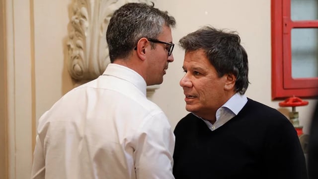 El cruce de Martín Menem y Facundo Manes en un pasillo del Congreso.