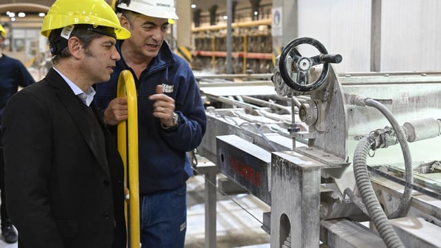 Olavarría - Axel Kicillof visitó una fábrica de cerámicos y ladrillos