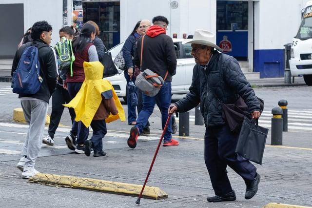 Poblanos salen a las calles de la capital portando ropa abrigadora, debido al clima lluvioso y frío. FOTO: Oscar Rodríguez/Agencia Enfoque