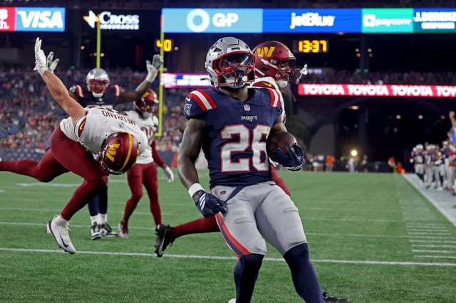New England Patriots running back Terrell Jennings (26) scores his TD as the Patriots take on the Commanders. (Staff Photo By Stuart Cahill/Boston Herald)