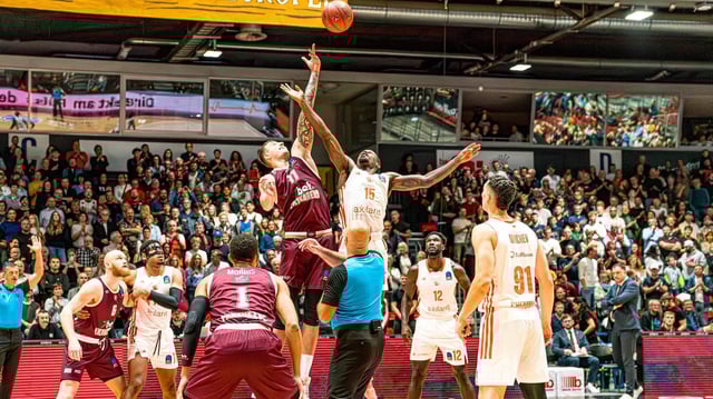 Niners Chemnitz vs. Lietkabelis Panevezys: Paul Danusevicius (Panevezys) und Ty Brewer (von den Niners Chemnitz) im Zweikampf beim Anwurf.