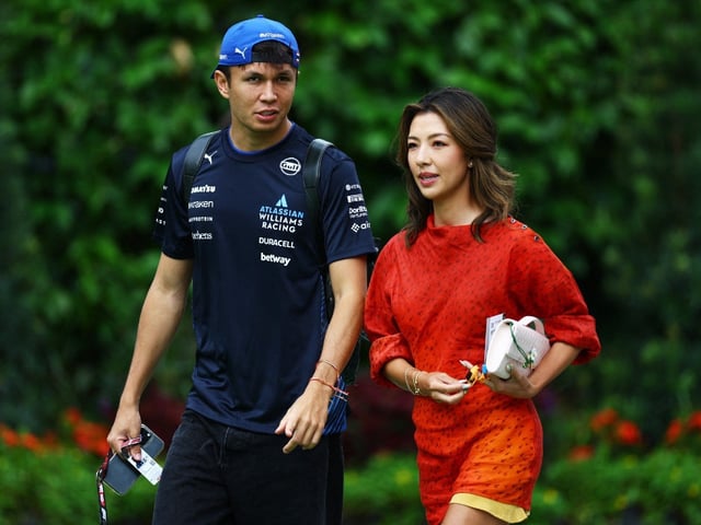Alex Albon y su novia (Reuters)