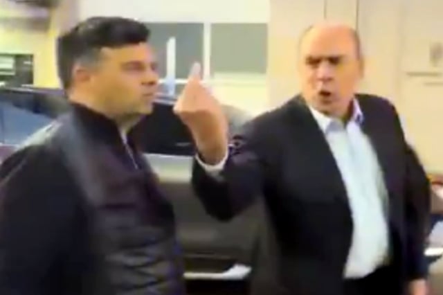 El jefe de Gabinete, Guillermo Francos, le hizo "fuck you" a un hombre que lo insultó  durante la visita de Javier Milei a Mar del Plata