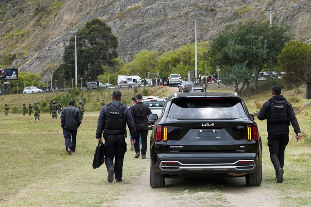Members of Ecuadorean President Daniel Noboa's security detail guard his vehicle during an event attended by the president, a day after an attack on his convoy by protesters in a rural town, which the government is labeling as an assassination attempt, highlighting the country's growing political tensions, in Cuenca, Ecuador October 8, 2025. REUTERS/Maria Fernanda Garcia