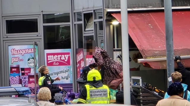 Eine Frau flüchtet vor der Polizei, springt in einen Gemüseladen. Dann zieht sie sich aus.