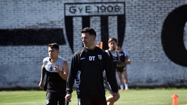 Ariel Broggi, DT de Gimnasia y Esgrima, prepara la final ante Madryn