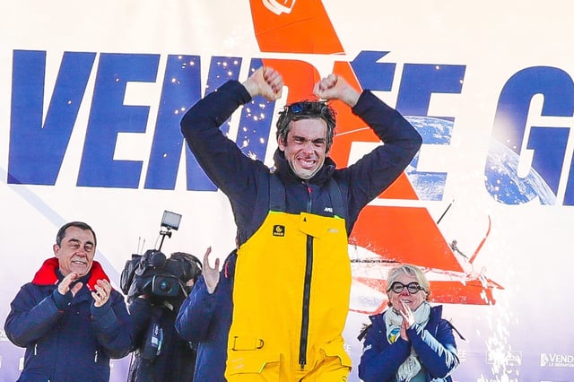 Charlie Dalin, victorieux aux Sables-d’Olonne, après avoir franchi la ligne d’arrivée du Vendée Globe, le 14 janvier 2025.