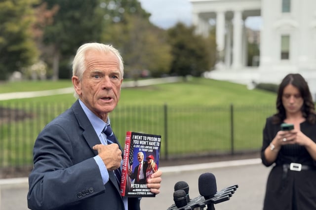 Peter Navarro vor dem Weißen Haus, in der Hand sein neues Buch