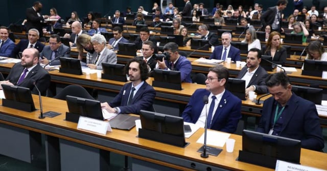 Conselho de Ética arquiva processo contra Janones por camisa imprópria