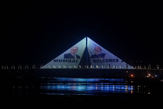 Images of Indian Prime Minister Narendra Modi welcoming British Prime Minister Keir Starmer are projected on the Bandra Worli Sea link, in Mumbai, India, October 8, 2025. REUTERS/Francis Mascarenhas