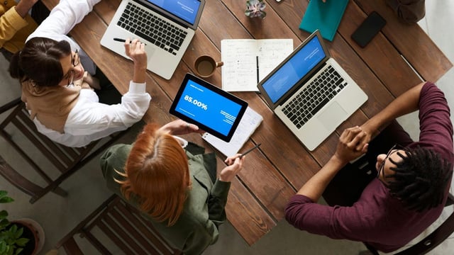 Los desafios de los trabajadores junior ante la inteligencia artificial 