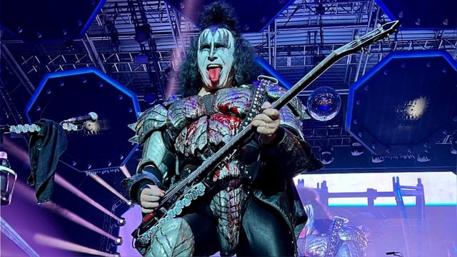Gene Simmons es un músico israeloestadounidense, cantante, compositor, productor de discos, emprendedor, actor, autor y personalidad televisiva de ascendencia judía húngara.