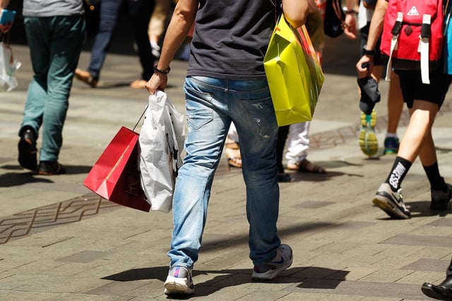 Pauline Hanson calls out supermarket giants for ‘fleecing’ customers with dodgey paper bags.