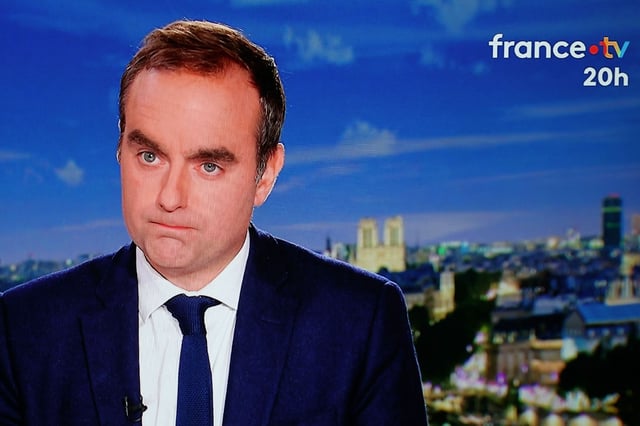 Le premier ministre sortant, Sébastien Lecornu, sur le plateau de la télévision France 2 à Paris, le 8 octobre 2025