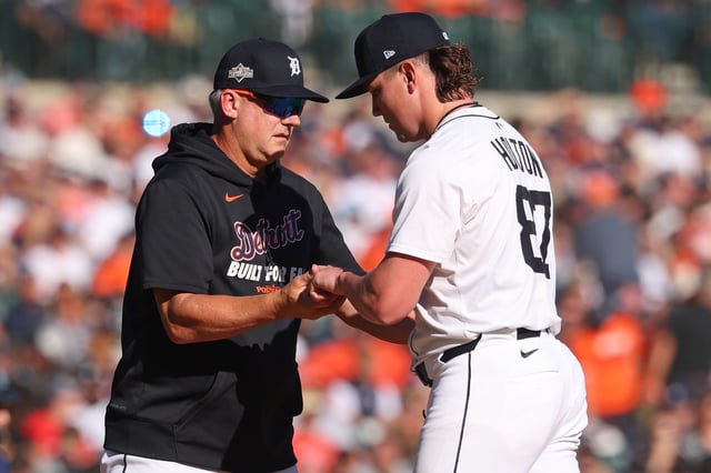 DETROIT, MICHIGAN - OCTOBER 08: Manager A.J. Hinch #14 of the Detroit Tigers removes Tyler Holton #87 from the fourth inning of game four of the American League Division Series against the Seattle Mariners at Comerica Park on October 08, 2025 in Detroit, Michigan.  (Photo by Gregory Shamus/Getty Images)