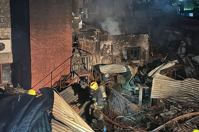 Un feroz incendio arrasó con viviendas y un taller en Rosario: dos casas colapsaron tras una explosión. (Gentileza)