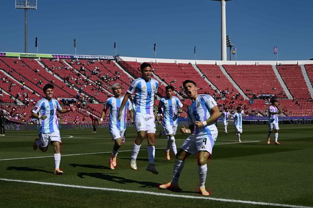 Alejo Sarco lidera la celebración argentina; el ex Vélez está en plena racha goleadora (Photo by RODRIGO ARANGUA / AFP)