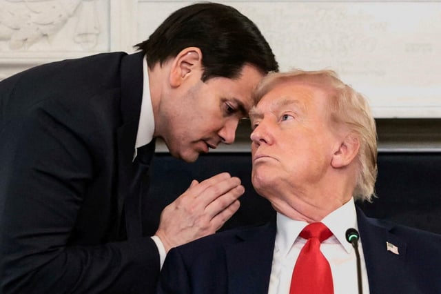 Le moment où le secrétaire d'État américain Marco Rubio a annoncé à Donald Trump qu'un accord était sur le point d'être conclu entre Israël et le Hamas, le 8 octobre 2025.
