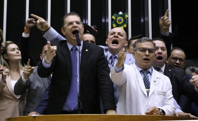 Sóstenes agradeceu Tarcísio por “todo o empenho” contra a “MP da Taxação”, mas governador nega ter participado da articulação.