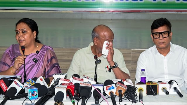 Bihar Congress chief Rajesh Kumar (centre) broke down during press interaction at Sadaqat Ashram in Patna on 7 October, 2025 | ANI